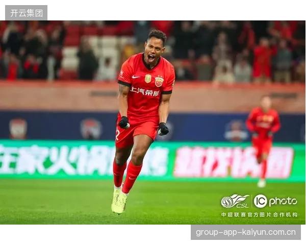 深圳新鹏城的边线传球为进攻提供了稳定助力